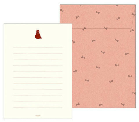 This small letter set features a small cat at the top, center of each writing sheet. Contrasting colored envelopes can be sealed with a shiny, black cat sticker. Each set 