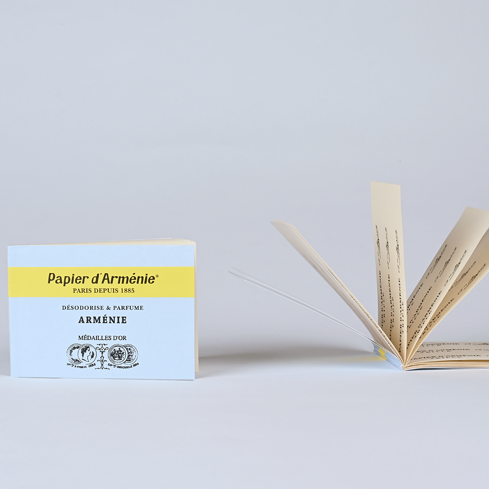 Arménie incense paper (blue booklet) blends notes of myrrh and vanilla as well as the woods.  