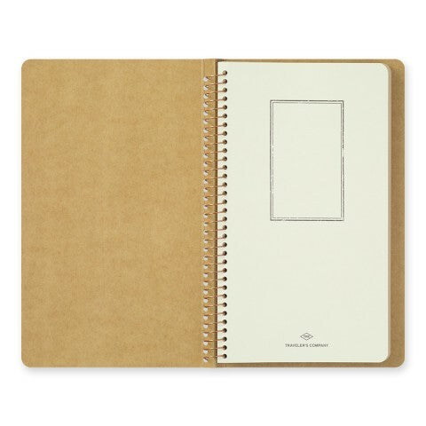 With the Traveler's Company Spiral Ring Kraft Paper Notebook, you have the ability to easily write and store mementos from daily life. 